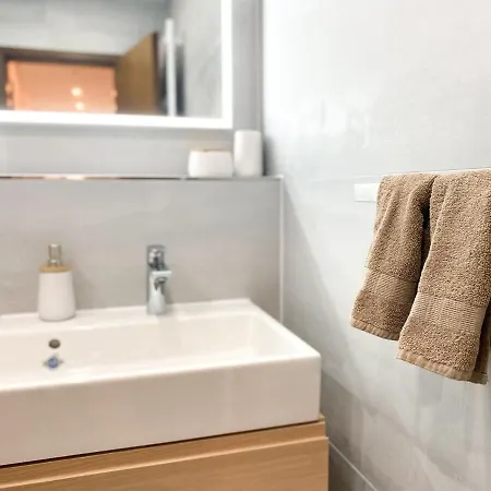 Διαμέρισμα Modernes In Zentrumsnaehe Mit Eigenem Stellplatz *